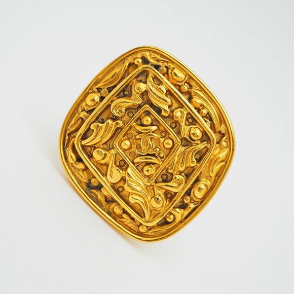 CHANEL Arabesque Coco Gold Large Earrings - Picture 4 of 9